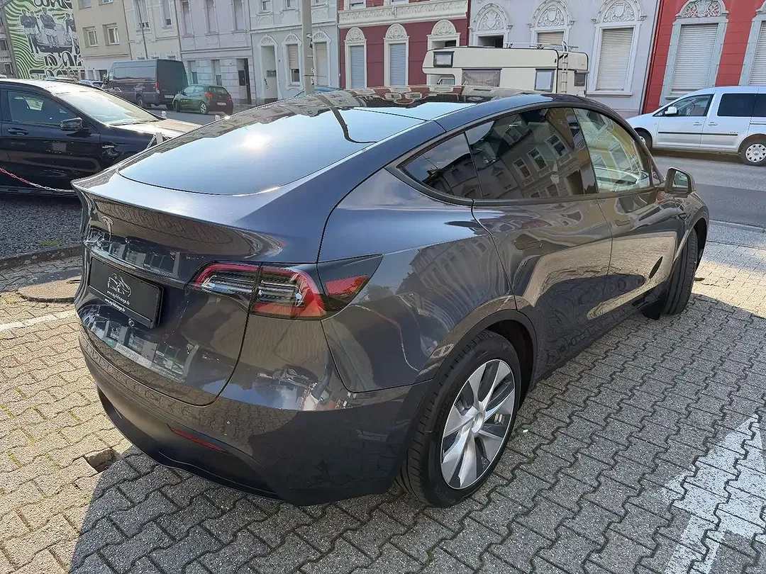 Tesla Model Y RWD Premium - Thumbnail 3