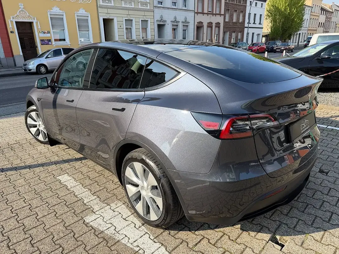 Tesla Model Y RWD Premium - Thumbnail 5