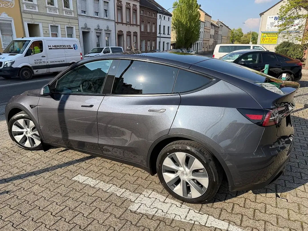 Tesla Model Y RWD Premium - Thumbnail 6