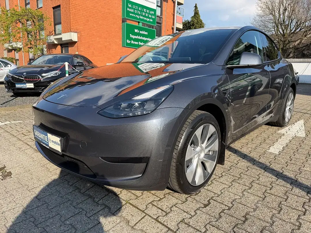 Tesla Model Y RWD Premium - Thumbnail 7