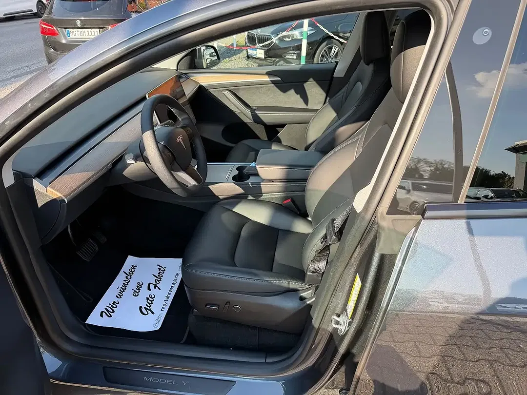 Tesla Model Y RWD Premium - Thumbnail 9