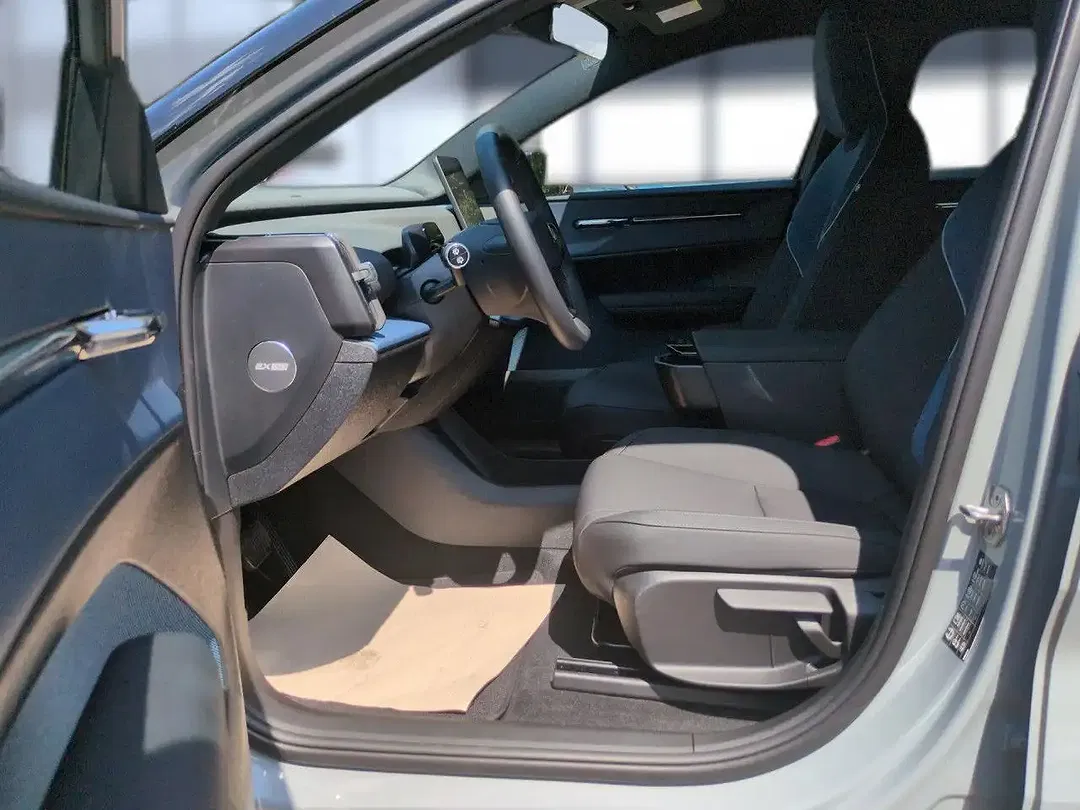 Volvo EX30 EV Plus - Thumbnail 9