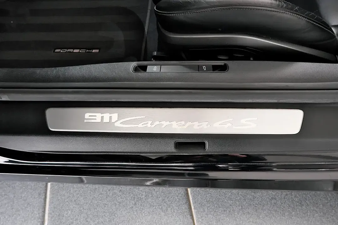 Porsche 911 Carrera 4S Cabriolet - Thumbnail 11