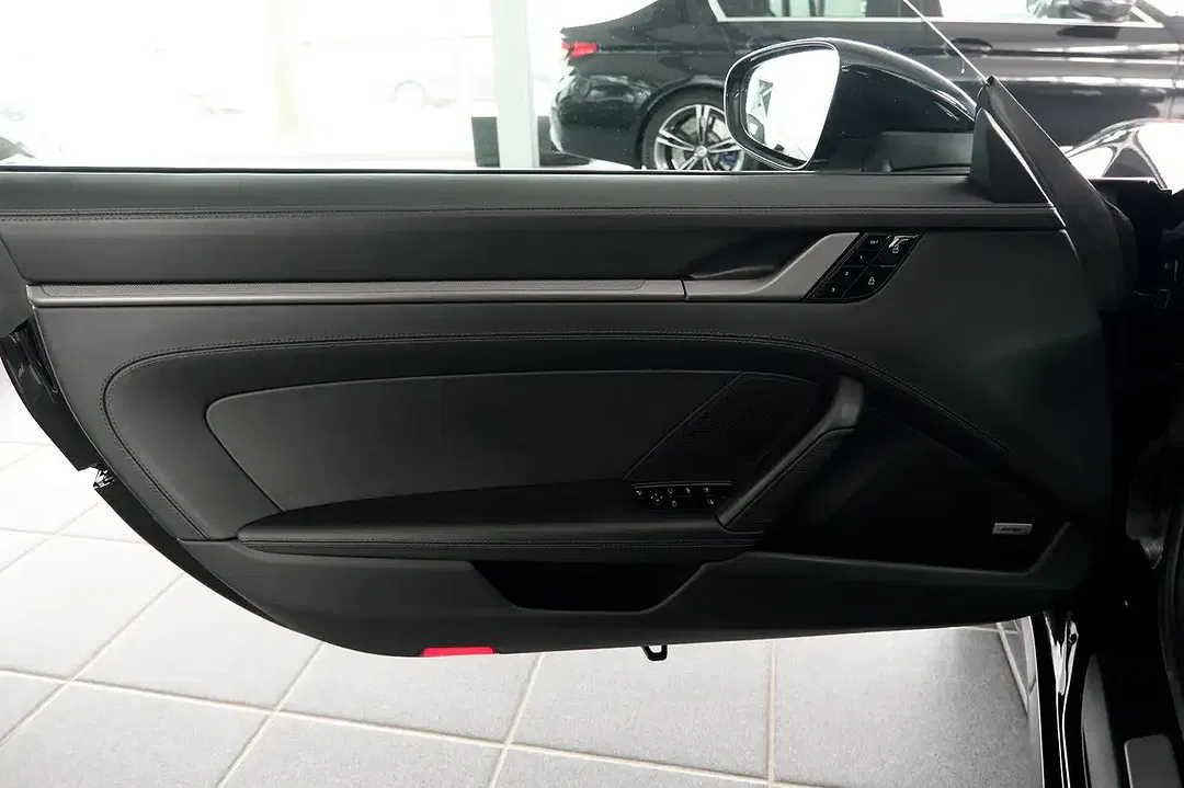 Porsche 911 Carrera 4S Cabriolet - Thumbnail 9