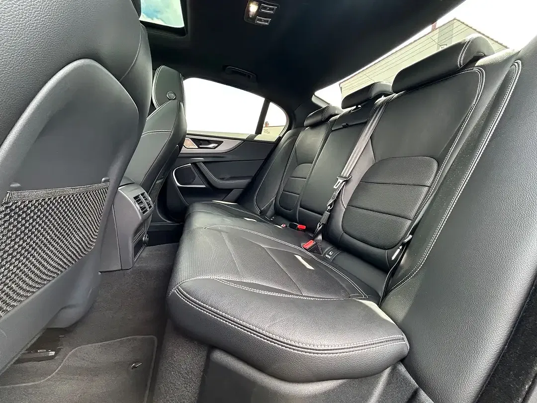 Jaguar XE 4x4 R-Dynamic SE - Thumbnail 11