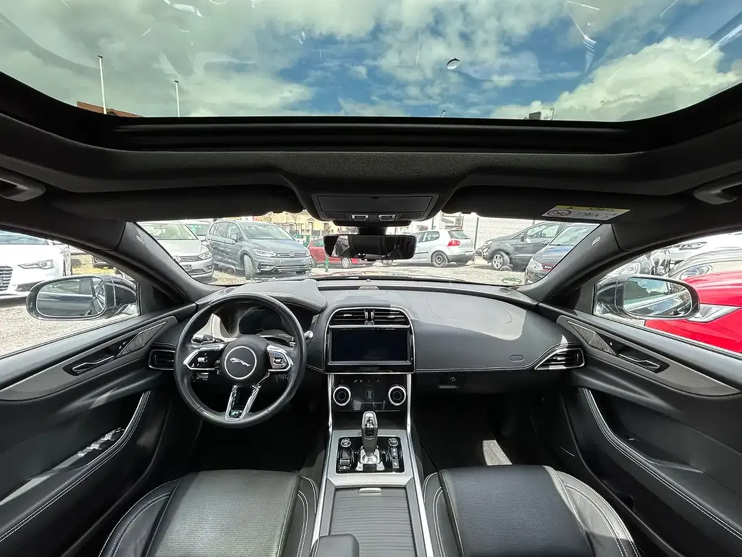 Jaguar XE 4x4 R-Dynamic SE - Thumbnail 12