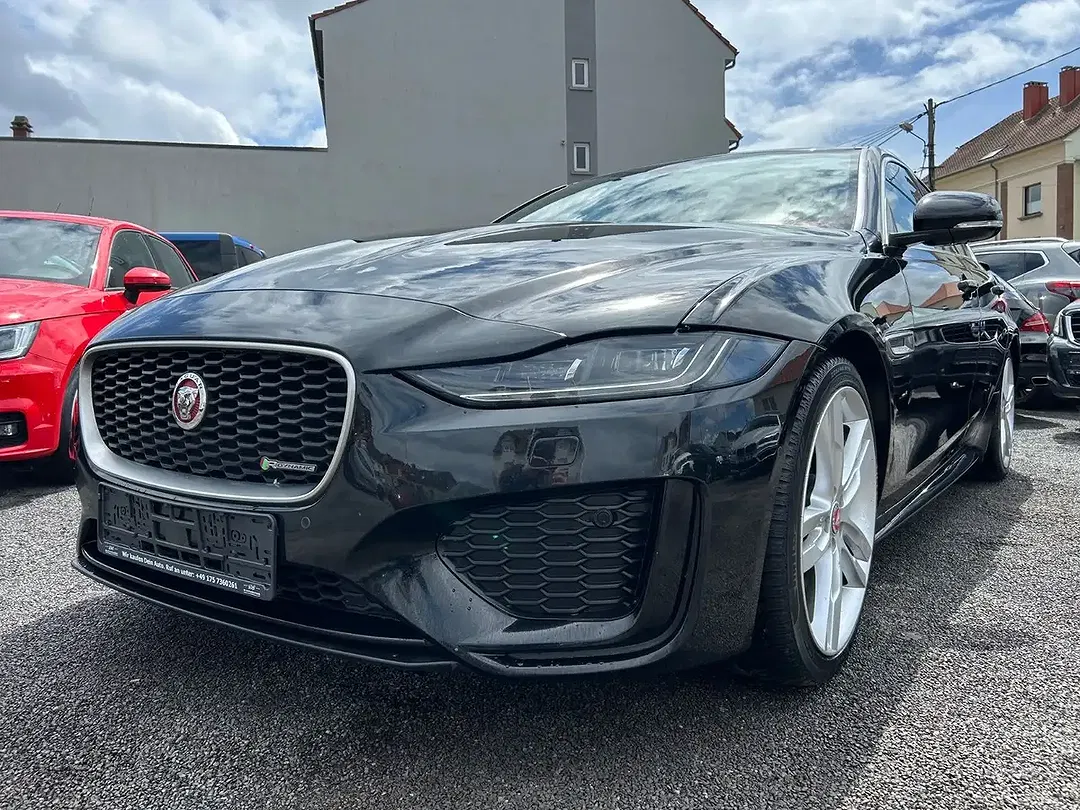 Jaguar XE 4x4 R-Dynamic SE - Thumbnail 3