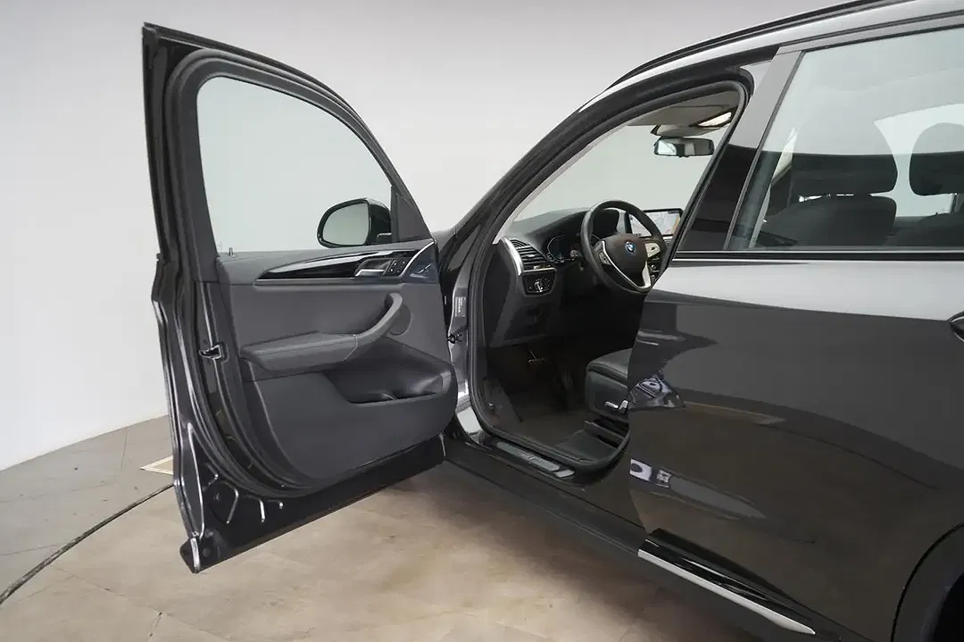 BMW iX3 - Thumbnail 6