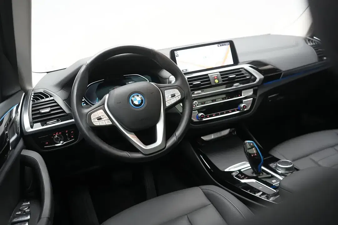 BMW iX3 - Thumbnail 7