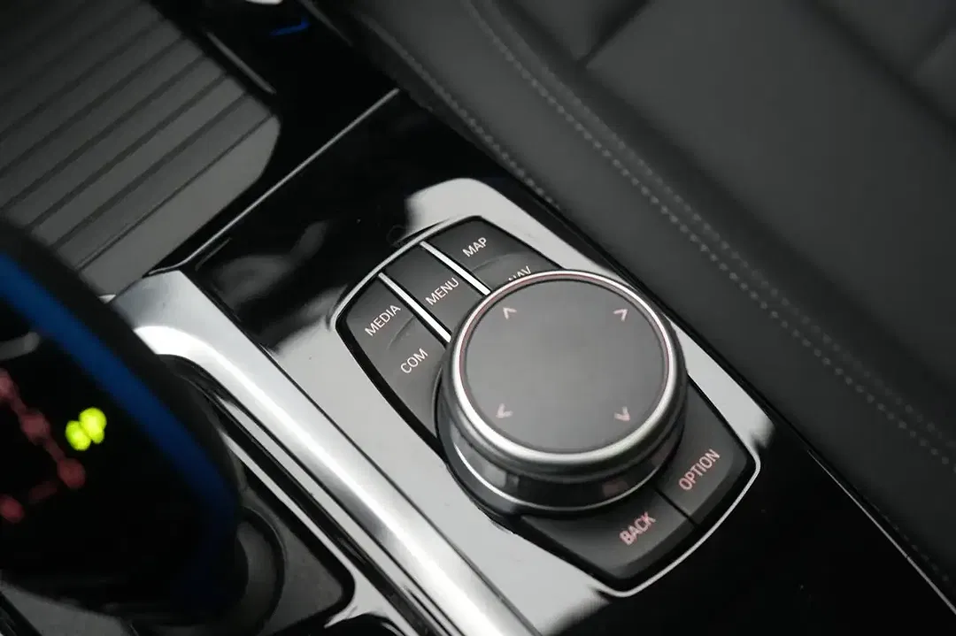 BMW iX3 - Thumbnail 10