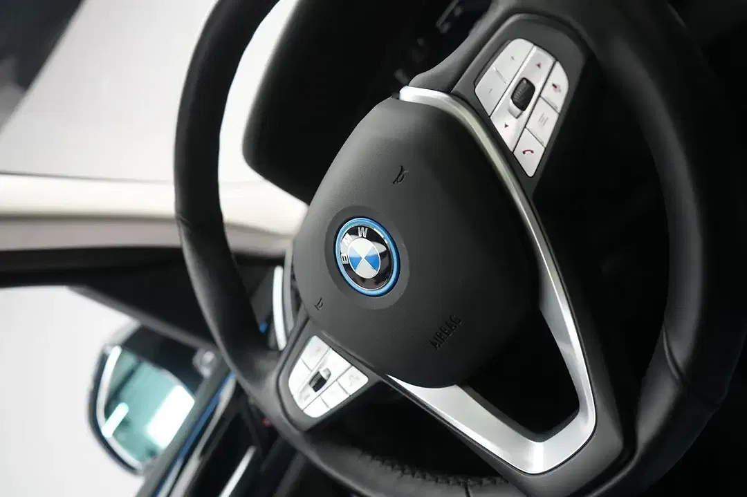 BMW iX3 - Thumbnail 12