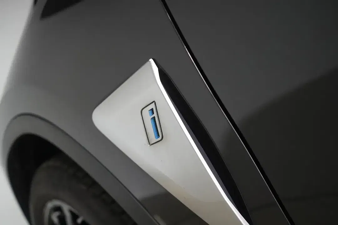 BMW iX3 - Thumbnail 16