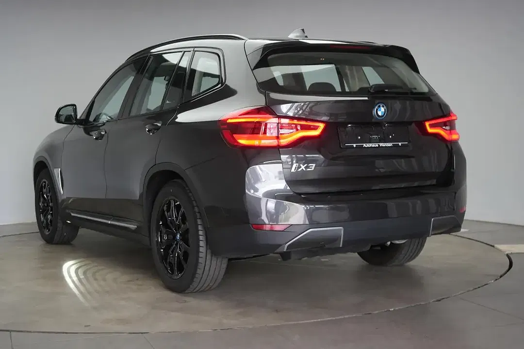 BMW iX3 - Thumbnail 3