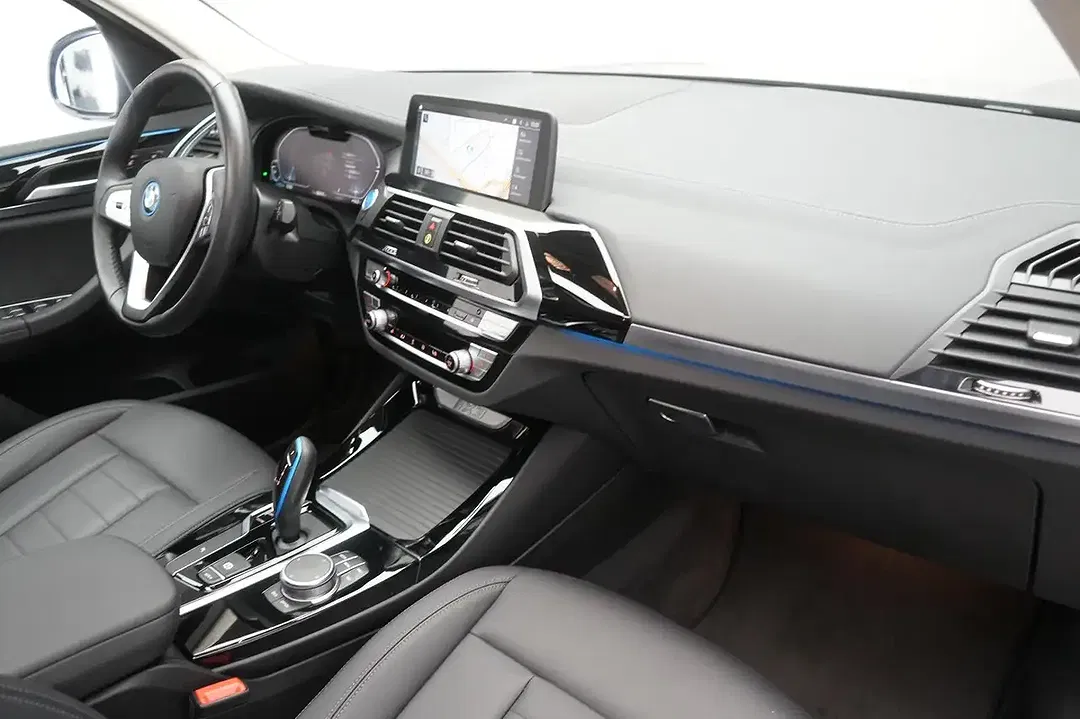 BMW iX3 - Thumbnail 4