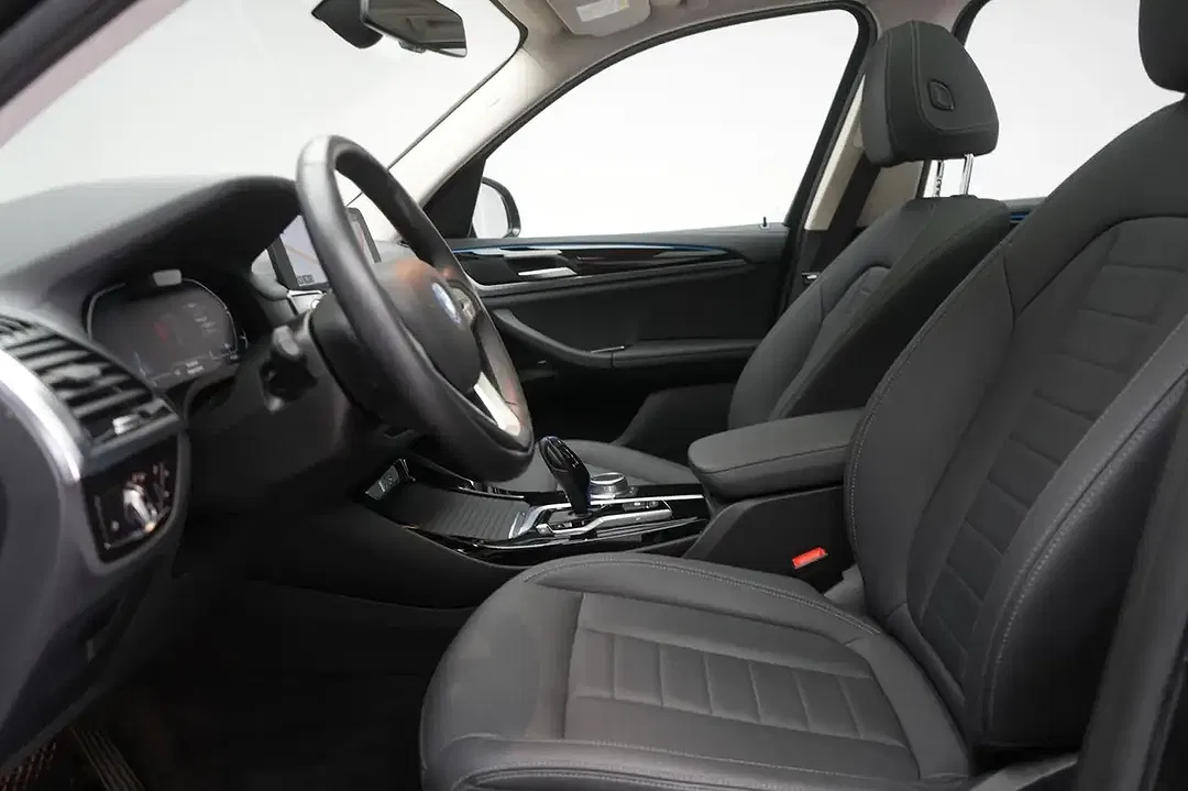 BMW iX3 - Thumbnail 5