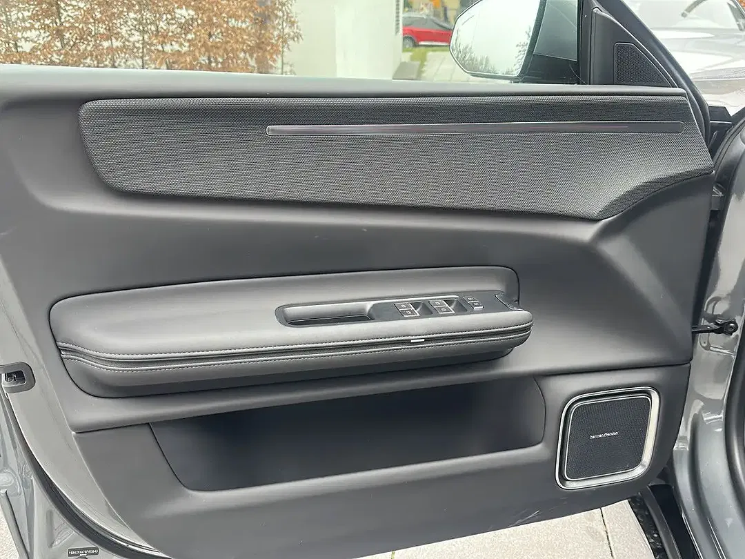 Polestar 4 - Thumbnail 8
