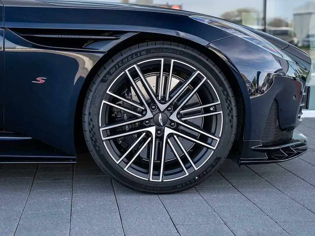 Aston Martin DB12 V8 S Volante - Thumbnail 4
