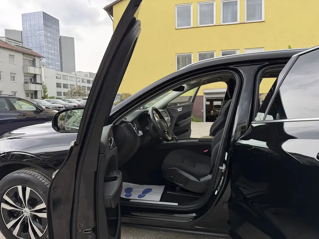Volvo XC60 AWD Momentum Pro - Thumbnail 6