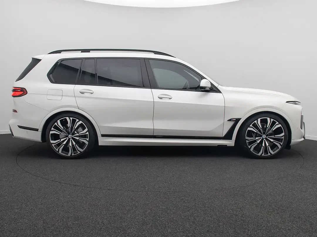 BMW X7 M - Thumbnail 3