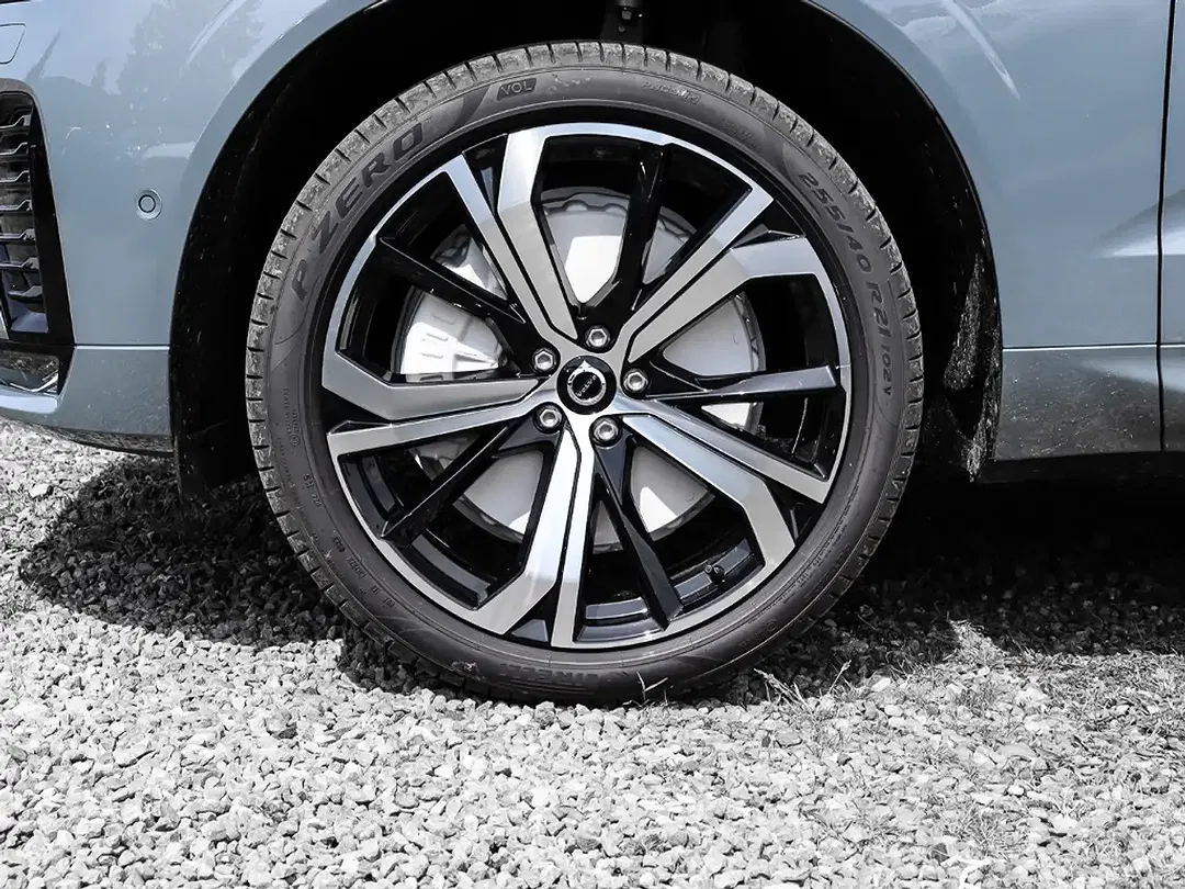 Volvo XC60 B4 Plus Dark - Thumbnail 3