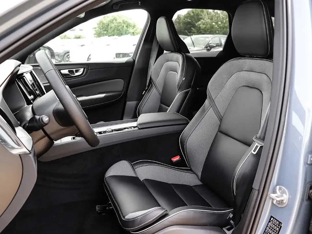 Volvo XC60 B4 Plus Dark - Thumbnail 7