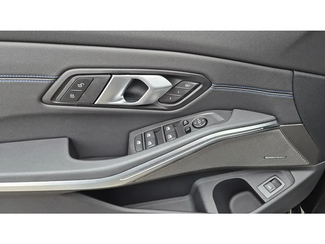BMW 330 xDrive Touring M Sport Pro - Thumbnail 15