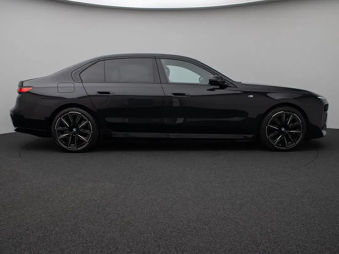 BMW i7 M Sport - Thumbnail 3