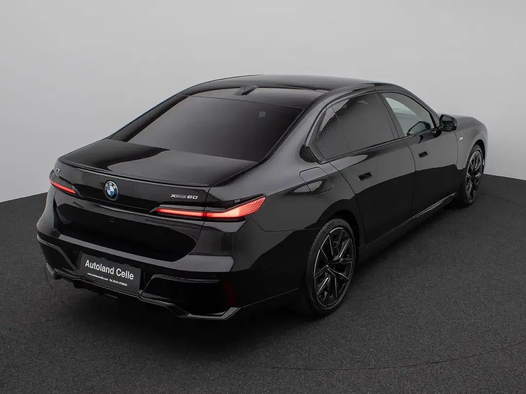 BMW i7 M Sport - Thumbnail 4