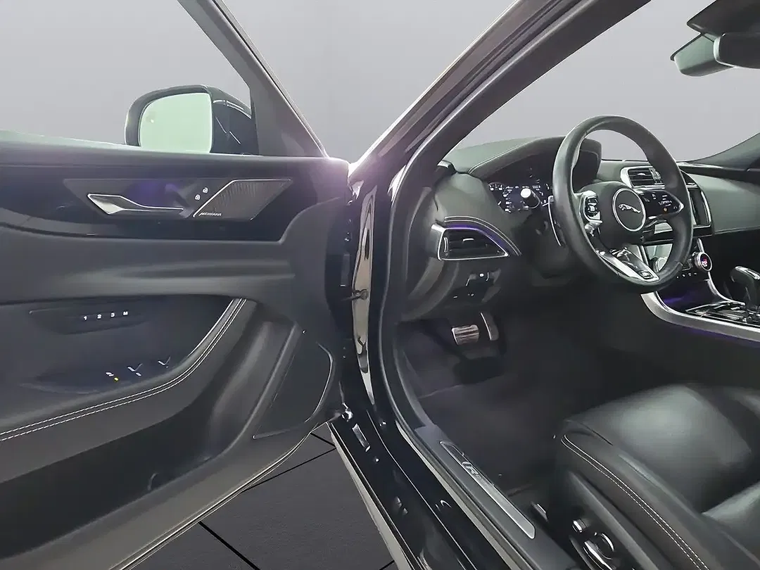 Jaguar XE P250 R-Dynamic Black - Thumbnail 6