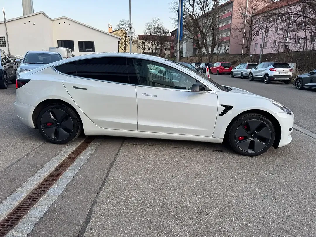 Tesla Model 3 RWD Standard Range Plus - Thumbnail 4