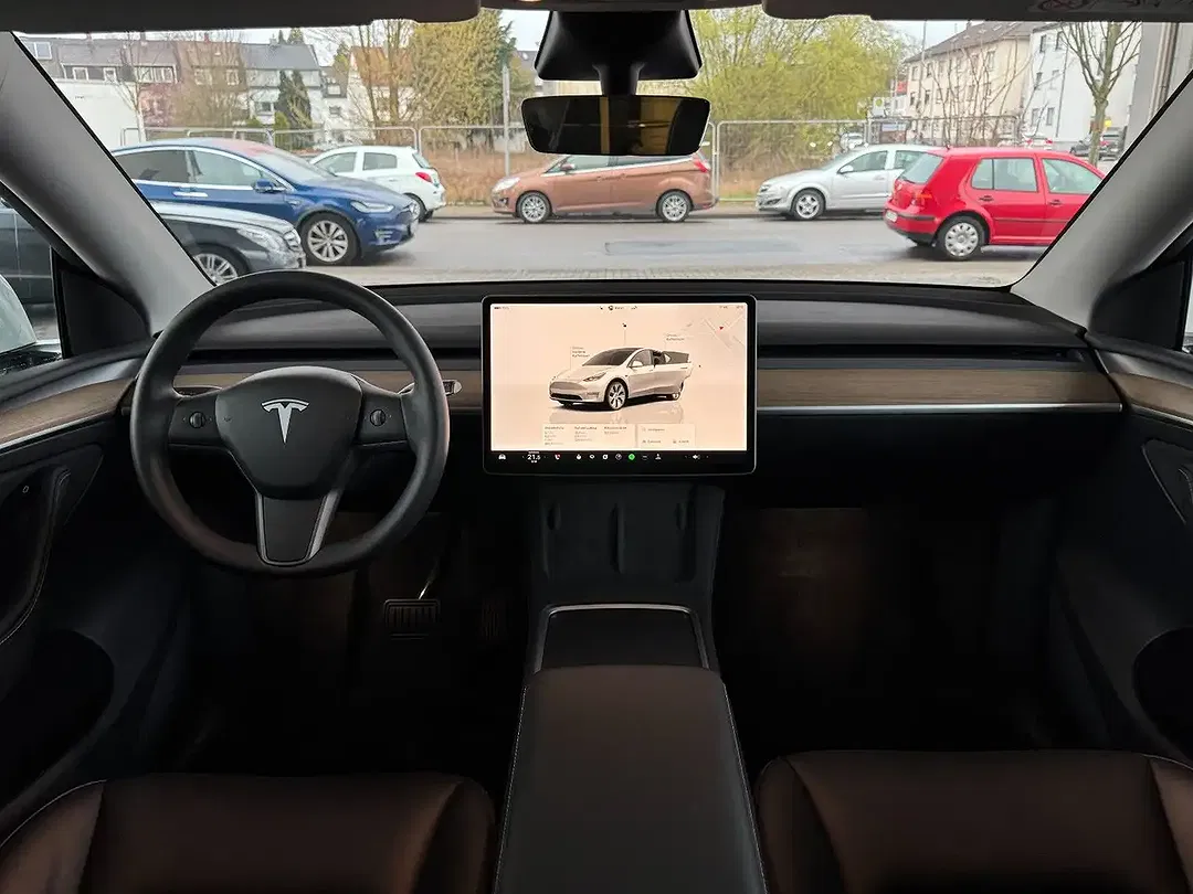 Tesla Model Y AWD Premium - Thumbnail 10