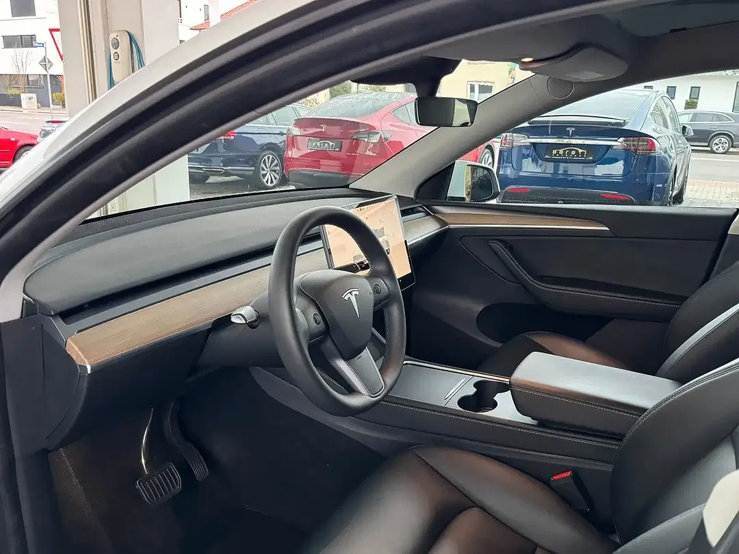 Tesla Model Y AWD Premium - Thumbnail 11