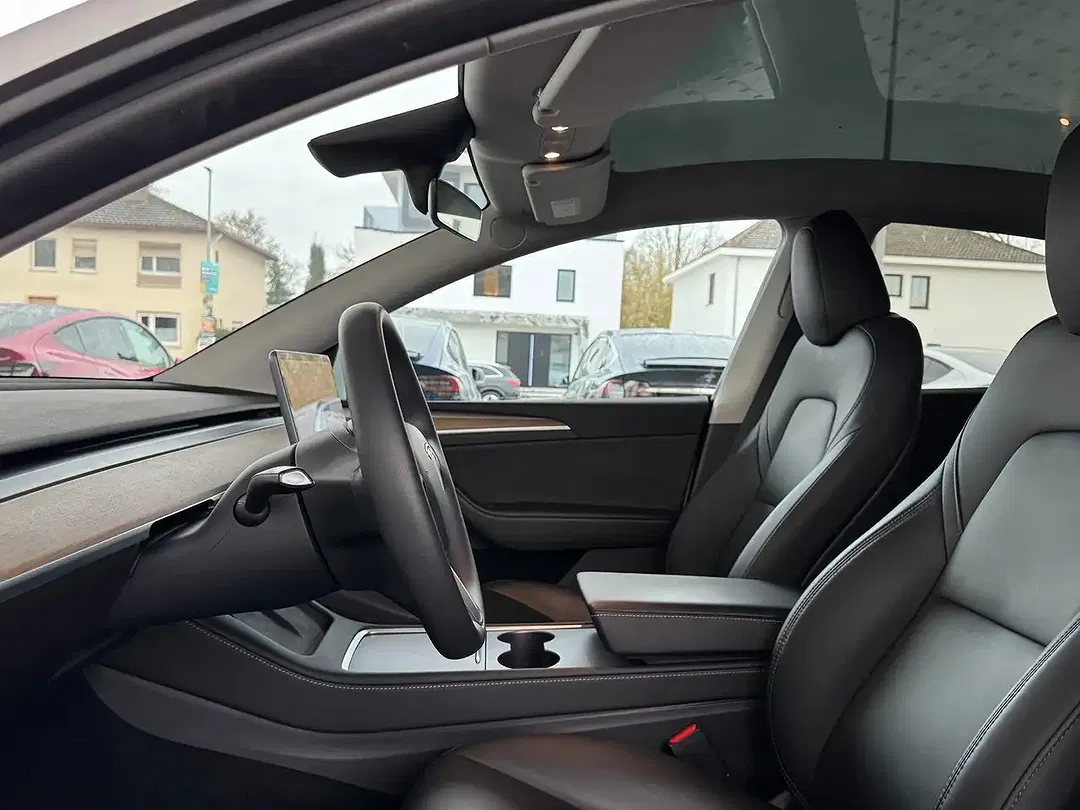 Tesla Model Y AWD Premium - Thumbnail 12