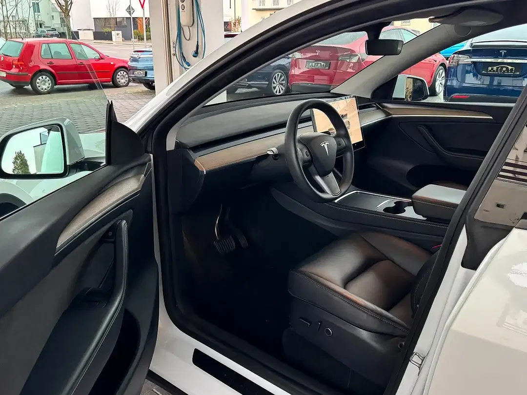 Tesla Model Y AWD Premium - Thumbnail 13