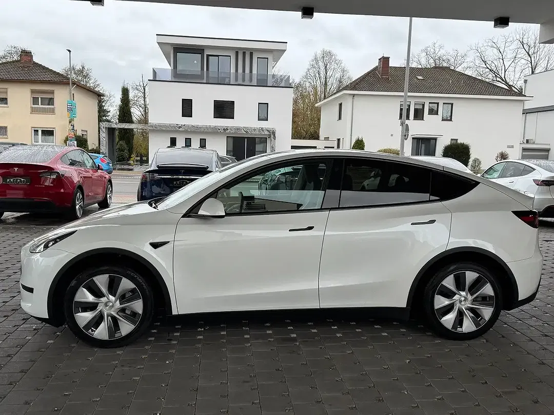 Tesla Model Y AWD Premium - Thumbnail 4