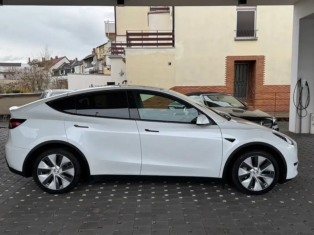 Tesla Model Y AWD Premium - Thumbnail 5