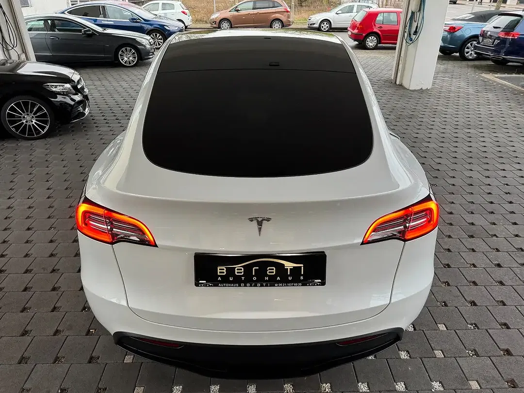 Tesla Model Y AWD Premium - Thumbnail 6