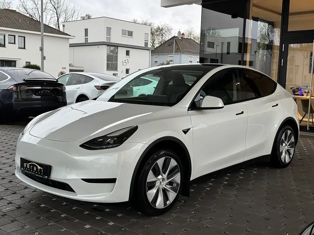 Tesla Model Y AWD Premium - Thumbnail 7