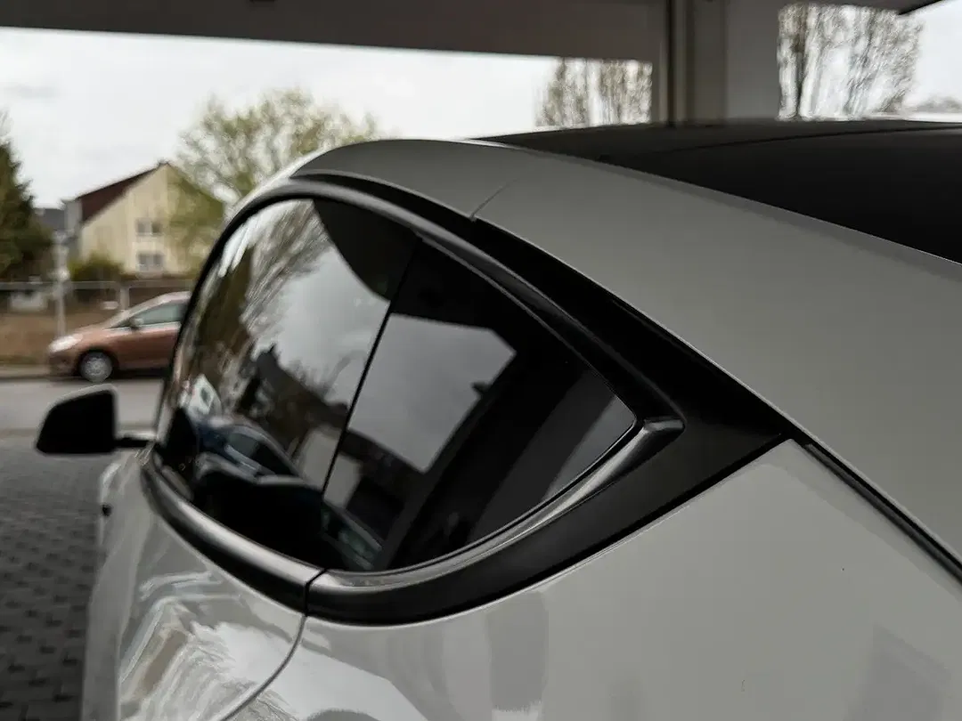 Tesla Model Y AWD Premium - Thumbnail 8