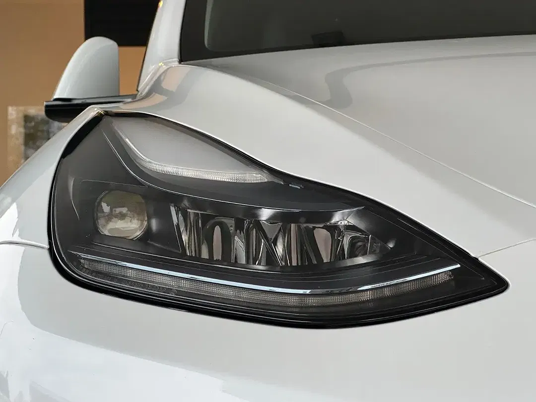 Tesla Model Y AWD Premium - Thumbnail 9