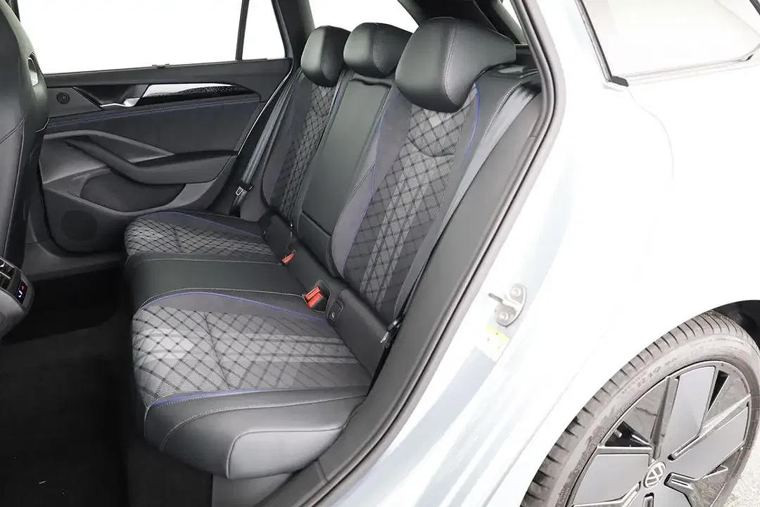 Volkswagen Passat Variant TDI DSG 4Motion R-Line Black - Thumbnail 12