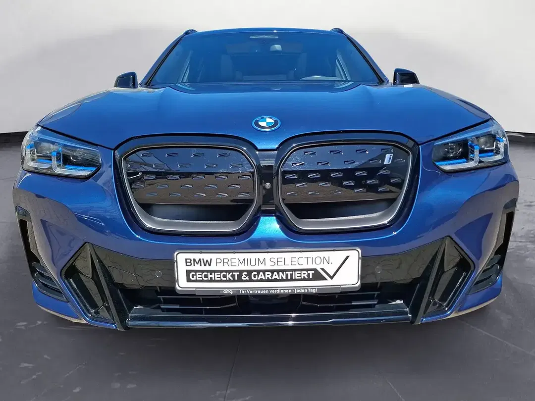 BMW iX3 - Thumbnail 9
