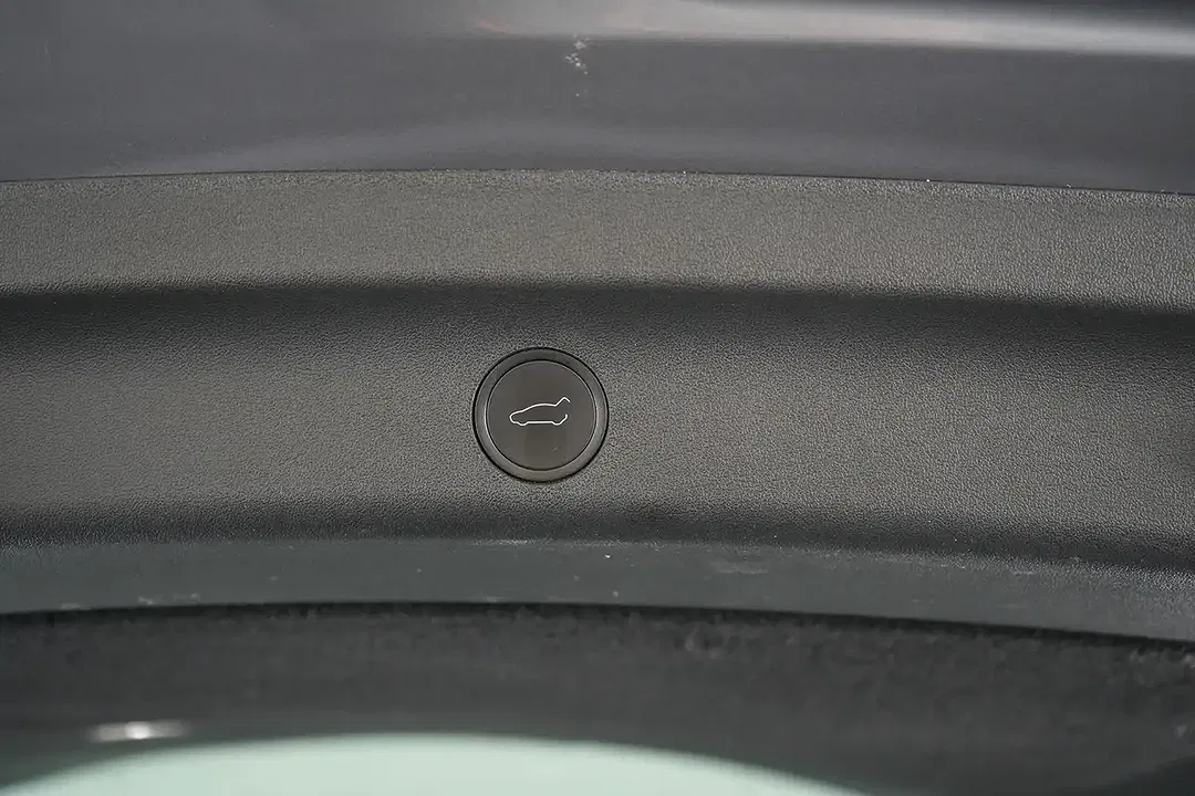Tesla Model Y Dual Motor Long Range - Thumbnail 16