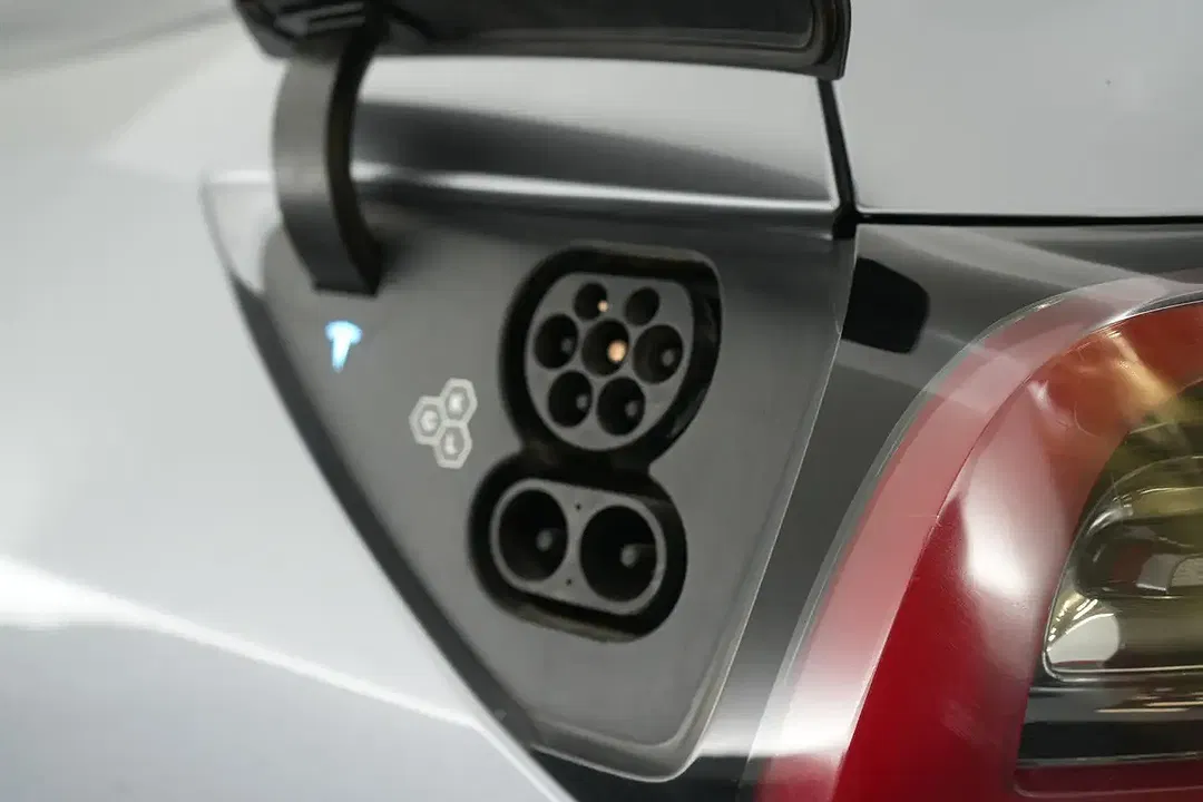 Tesla Model Y Dual Motor Long Range - Thumbnail 18