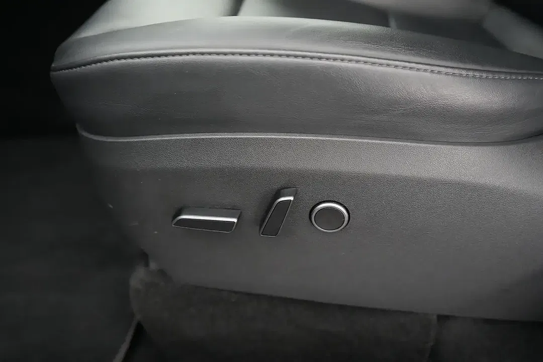 Tesla Model Y Dual Motor Long Range - Thumbnail 19