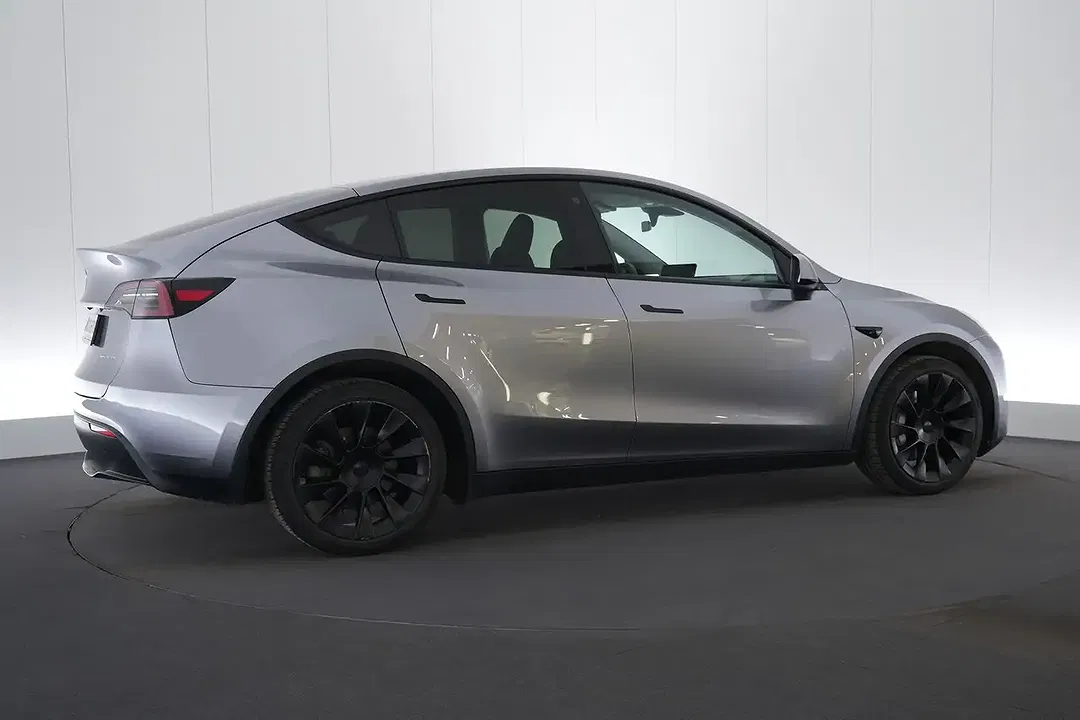 Tesla Model Y Dual Motor Long Range - Thumbnail 26
