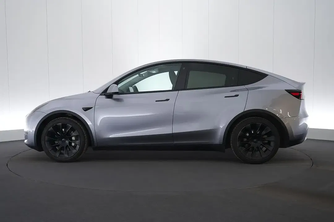 Tesla Model Y Dual Motor Long Range - Thumbnail 3