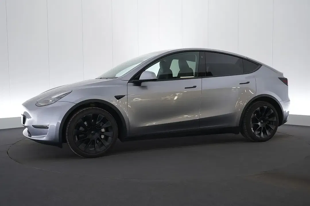 Tesla Model Y Dual Motor Long Range - Thumbnail 5