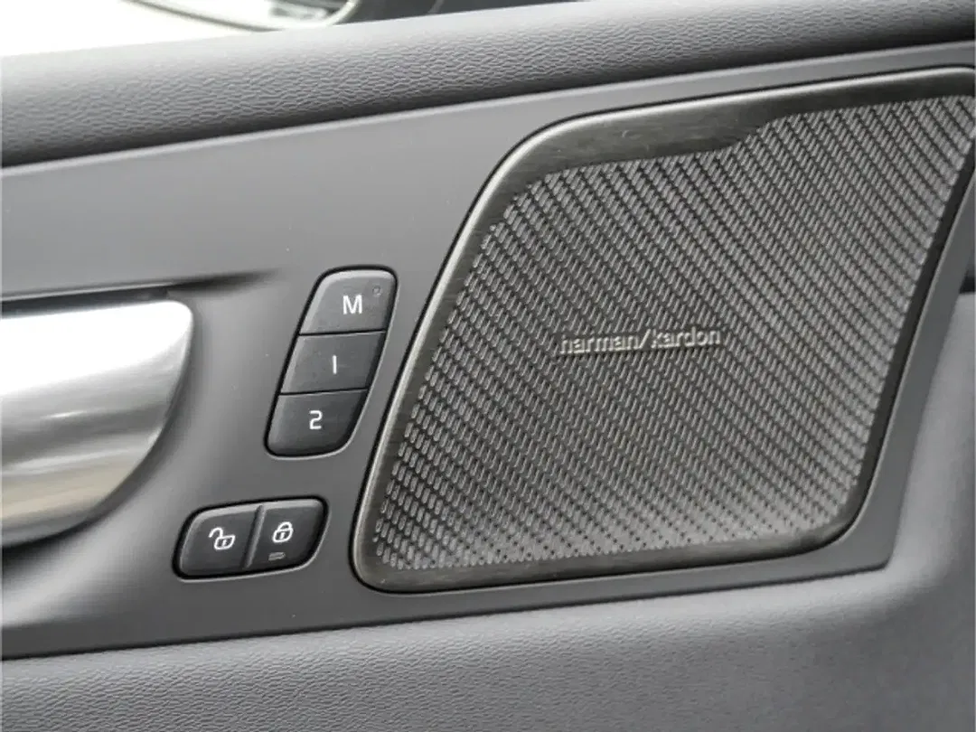 Volvo XC60 B4 Plus Dark - Thumbnail 11