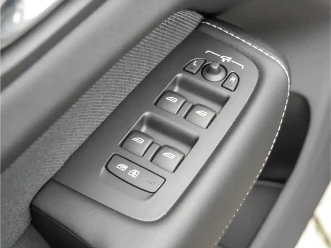 Volvo XC60 B4 Plus Dark - Thumbnail 12